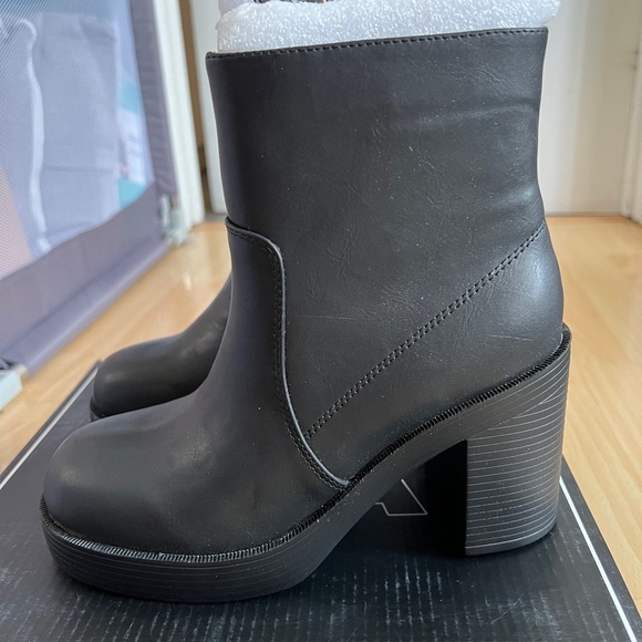 MIA McKenna black chunky heeled boots - Picture 6 of 6